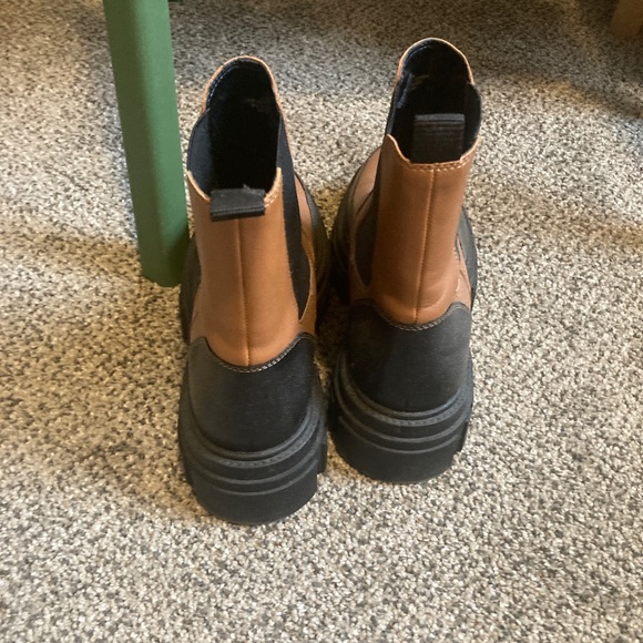 Marc Fisher Morgan Lug Chelsea Boots - Picture 5 of 6